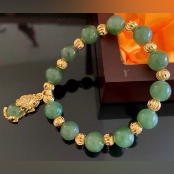 👑✅PRICE FIRM✅ LUCKY🍀 Faux Jade Pixiu Stretch Bracelet - Picture 12 of 17